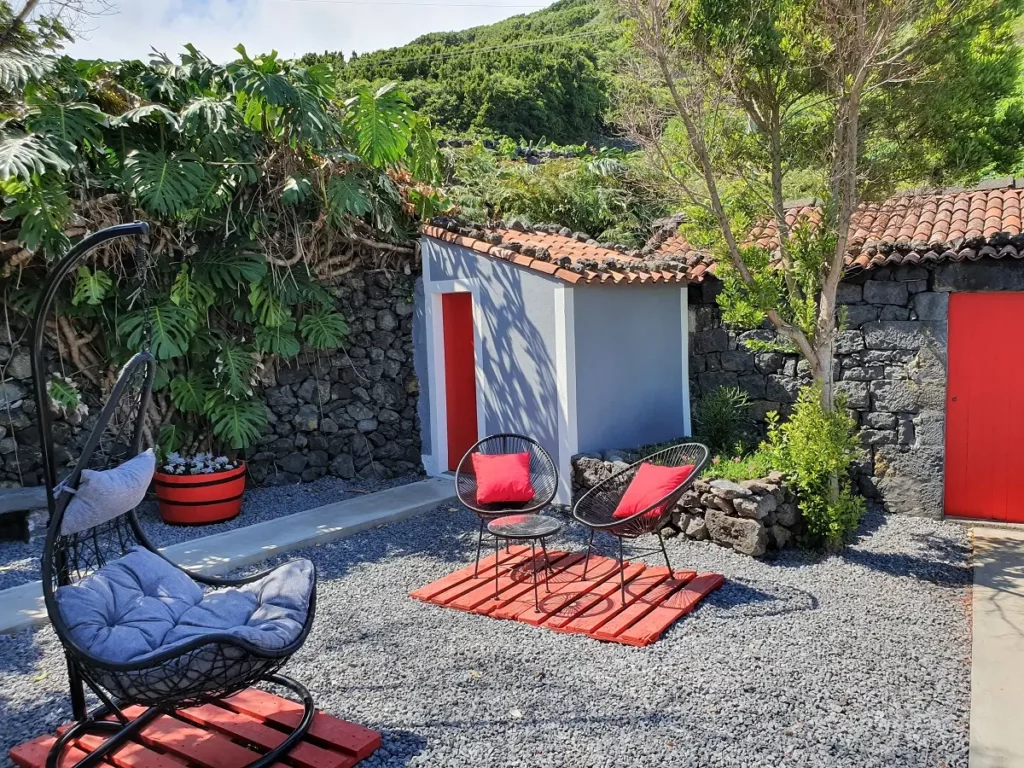 Vacation Homes in Pico casinha de nesquim backyard 2