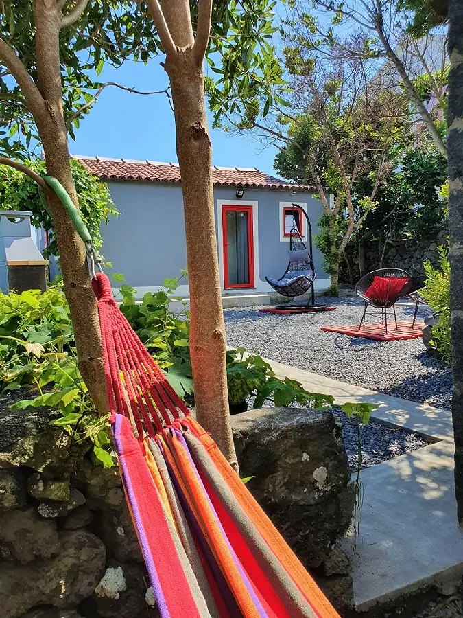 Vacation Homes in Pico casinha de nesquim backyard3
