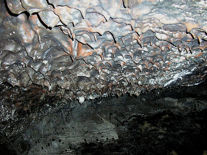 interior da gruta do pico