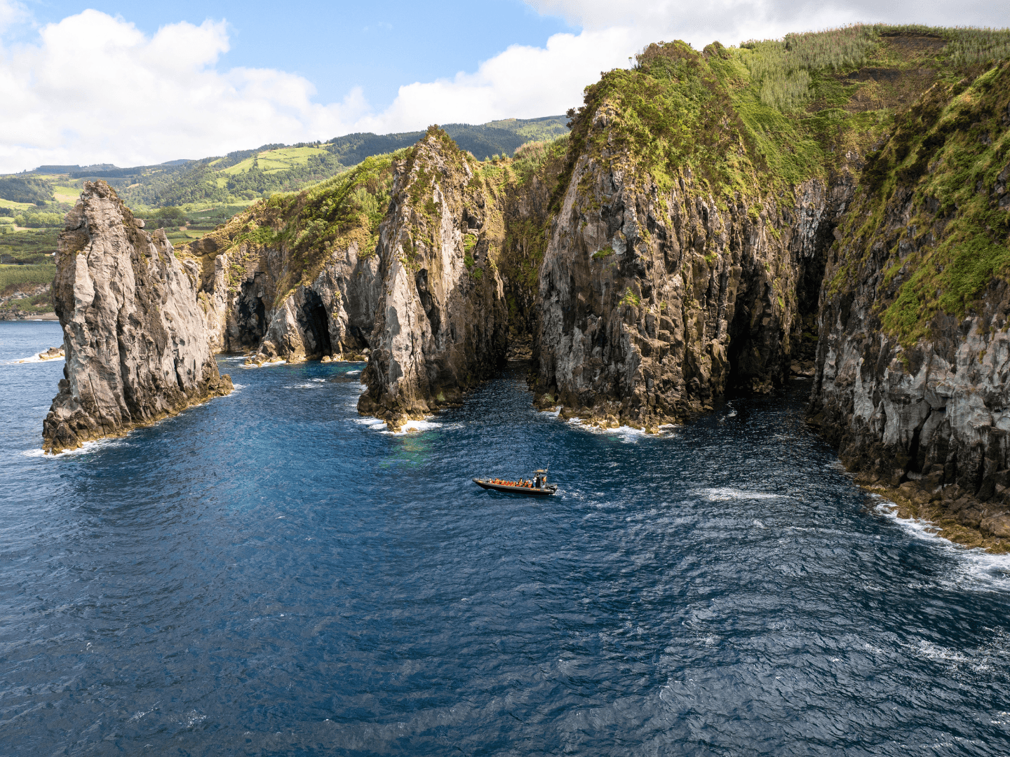 AG Expeditions — tour de grutas marinhas e falésias vulcânicas em São Miguel